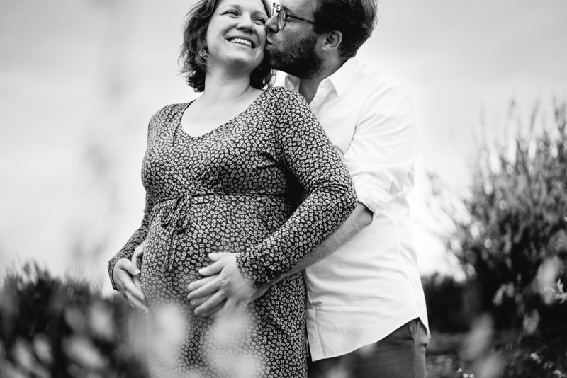 zwangerschapsshoot zwart wit
