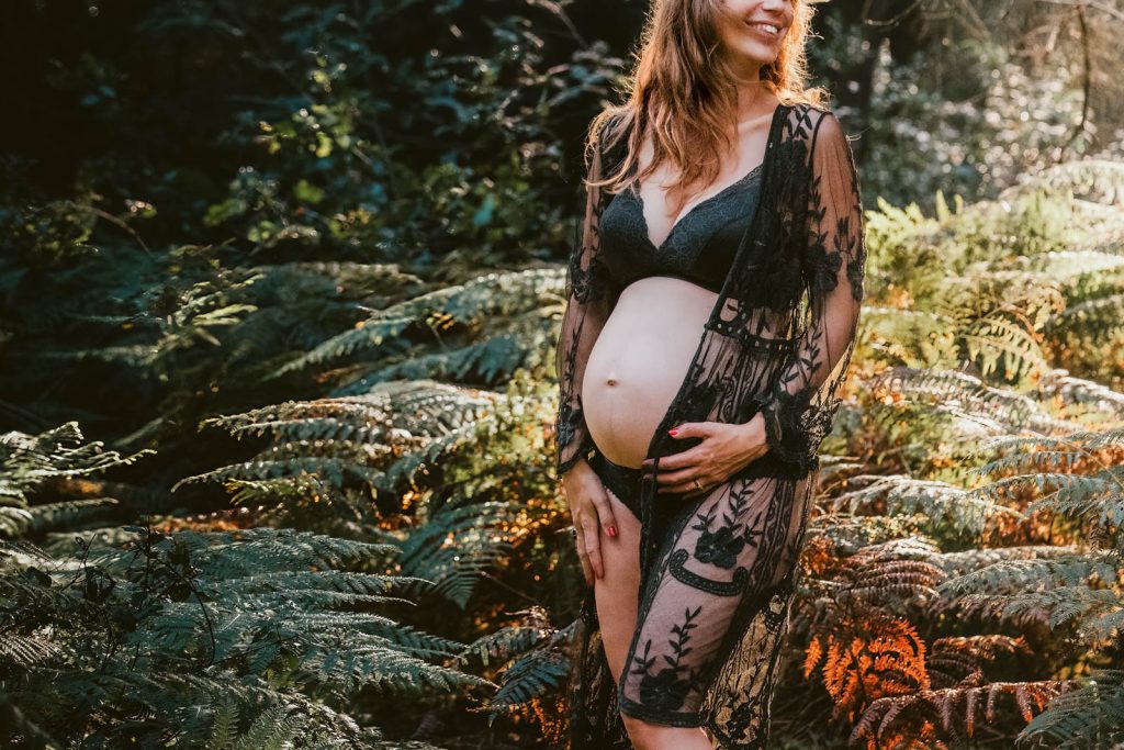 zwangerschapsshoot in het bos zwanger shoot fotoshoot