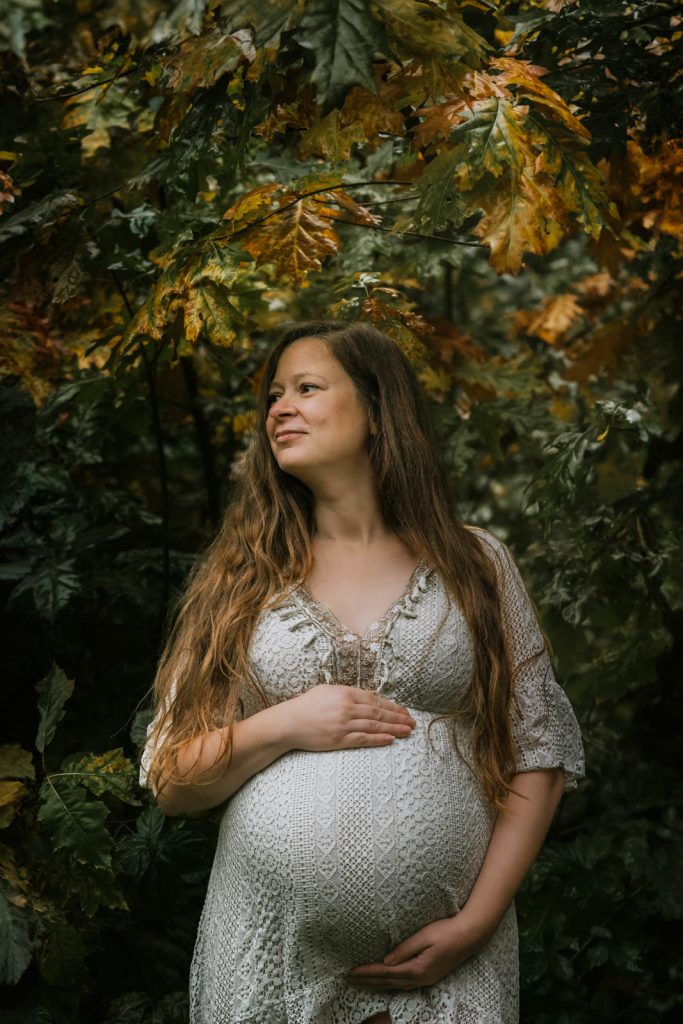 fotoshoot zwangerschapsshoot zwanger bos kanten jurkje wit