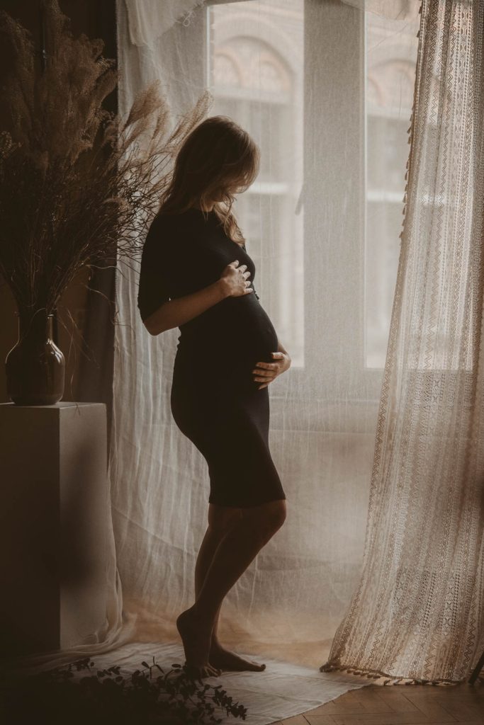 zwangerschapsshoot fotoshoot zwarte jurk