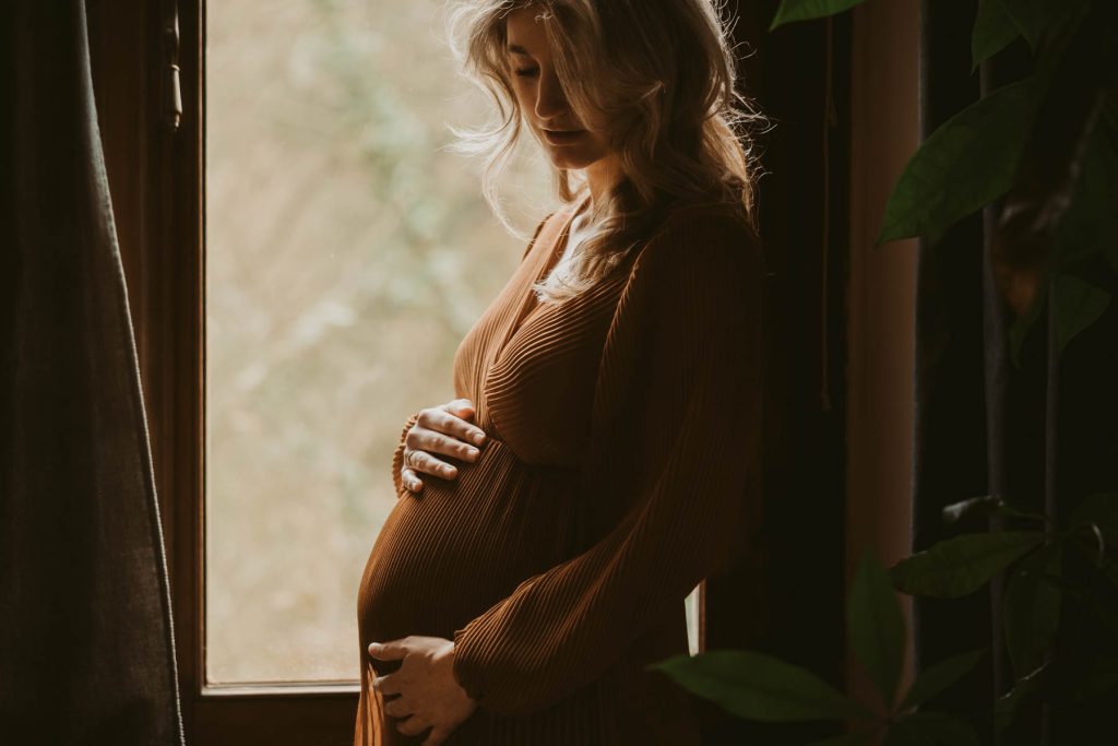 zwangerschapsshoot fotoshoot bruine jurk