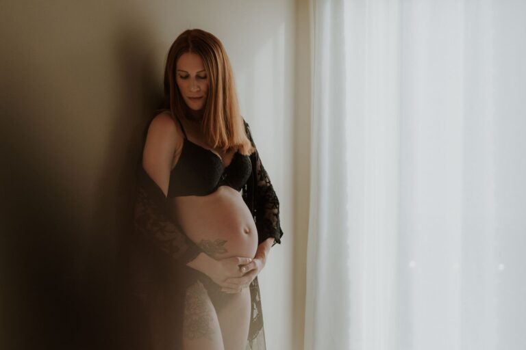 zwangerschapsshoot daglicht studio oker Nijmegen Lieke van mil fotografie