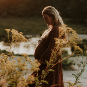 Zwangerschapsshoot golden hour in het bos