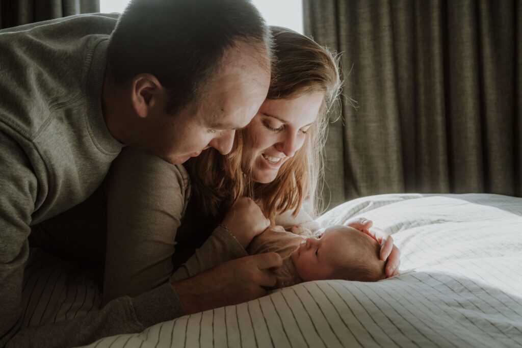 Newborn Fotoshoot aan huis Baby fotosessie Nijmegen Arnhem lifestyle pasgeboren baby